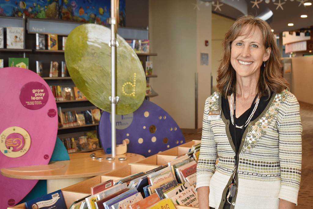 La bibliotecaria infantil Amy Holzworth en la Council Tree Library