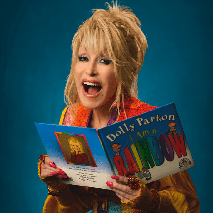 dolly parton sosteniendo un libro