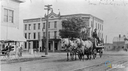 fotografía histórica de un hombre en un carro de caballos