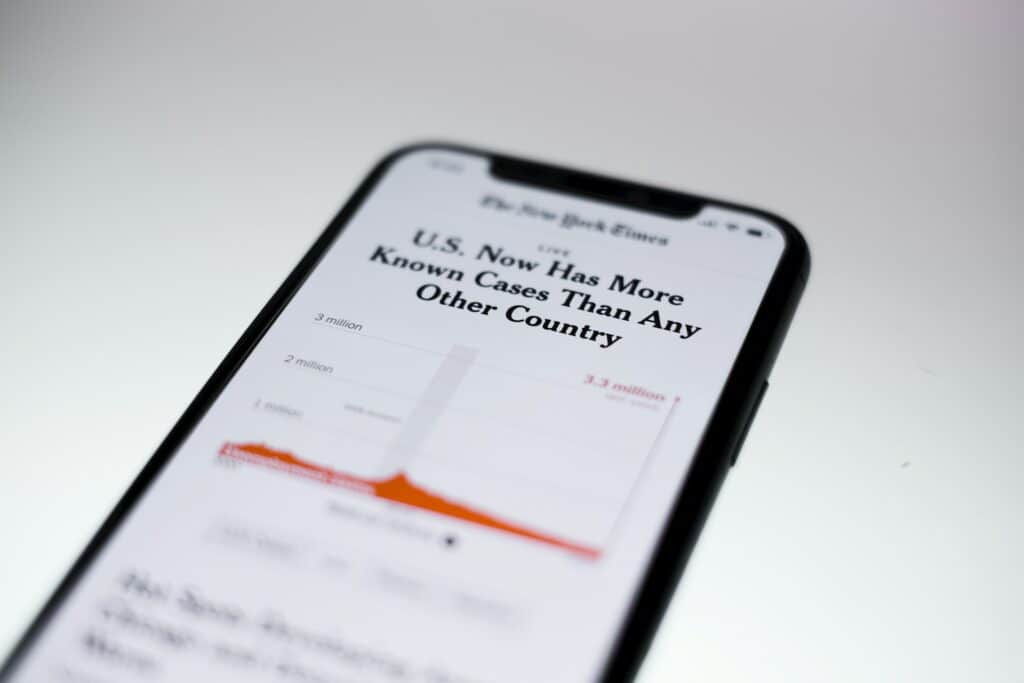 Pantalla de smartphone mostrando la aplicación móvil del new york times