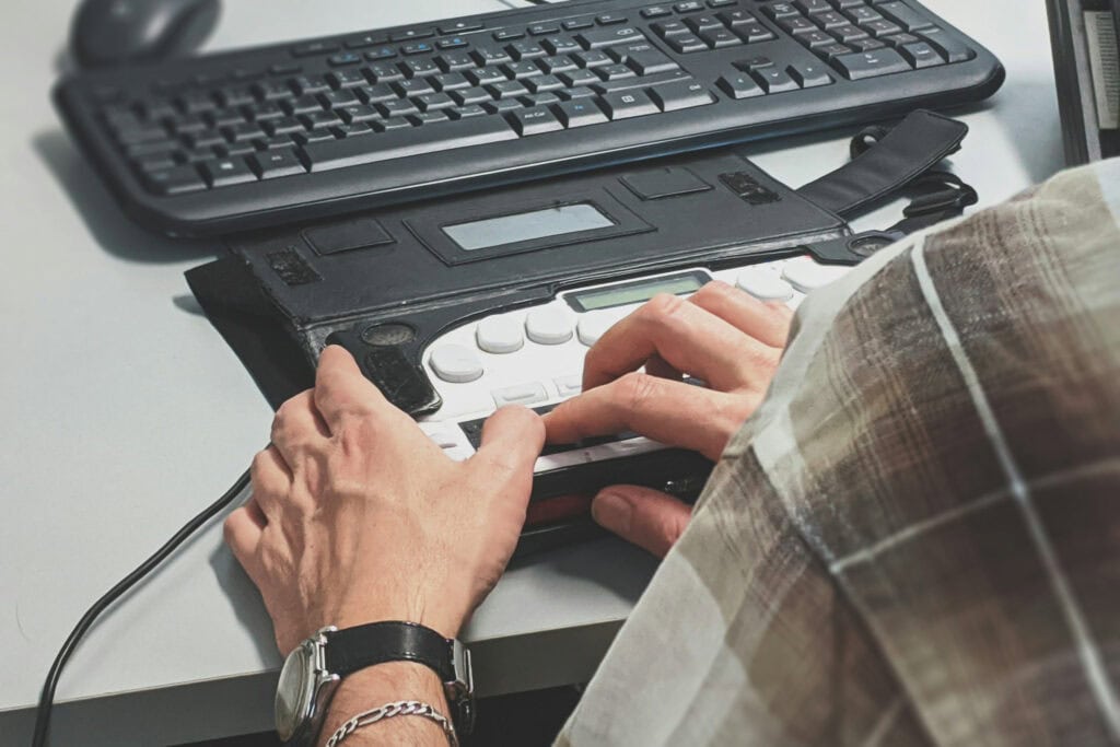 Una persona que utiliza un lector de pantalla