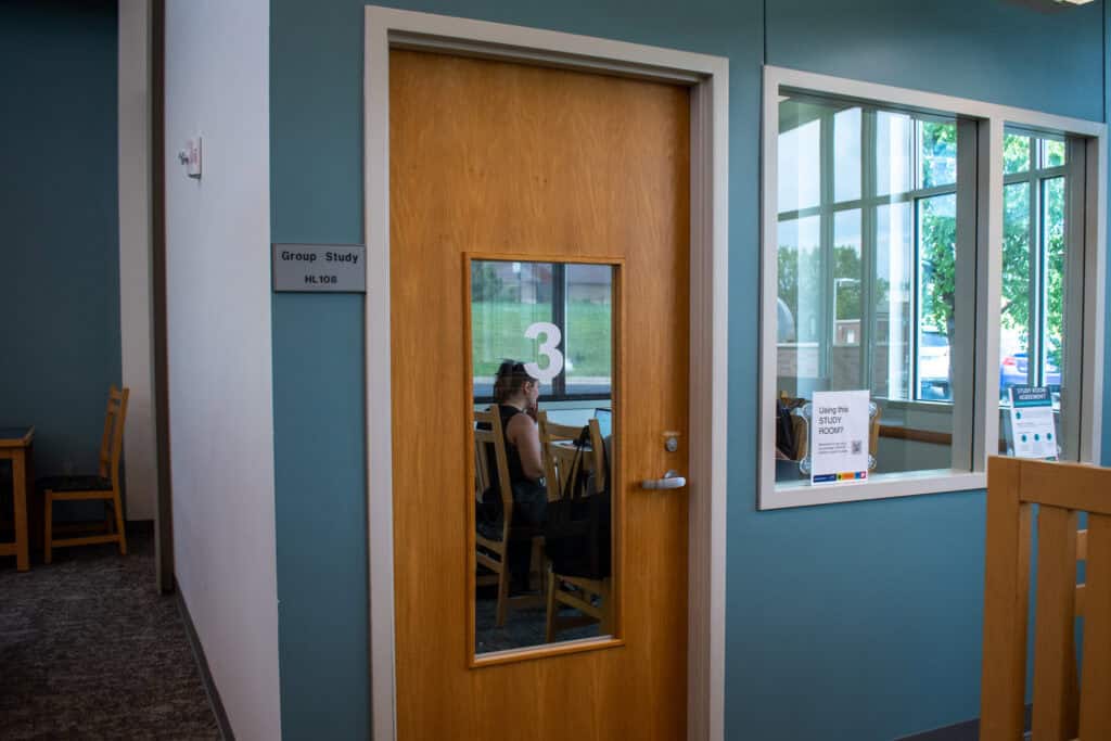 Medium-sized study room with the number 3 engraved on a glass and wooden door