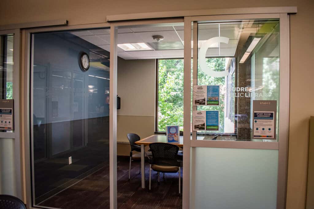 Medium-sized study room with the letter c engraved on a glass door