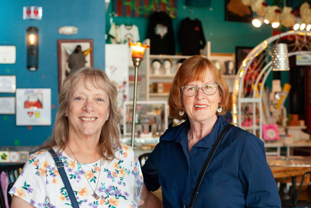 Dos mujeres mayores sonriendo para una fotografía