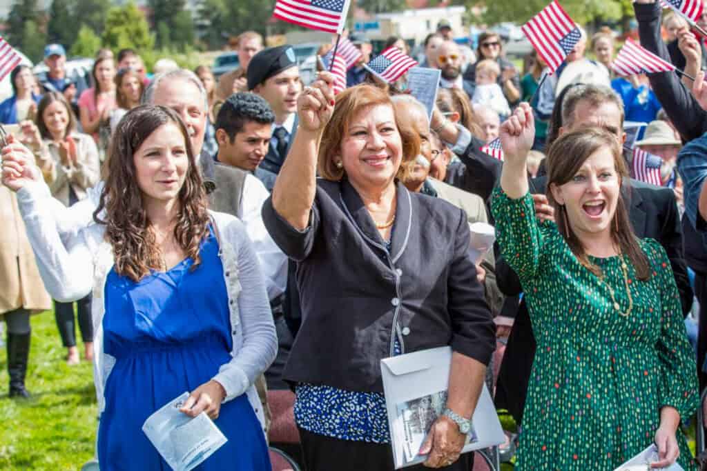 Nuevos ciudadanos estadounidenses en su ceremonia de naturalización