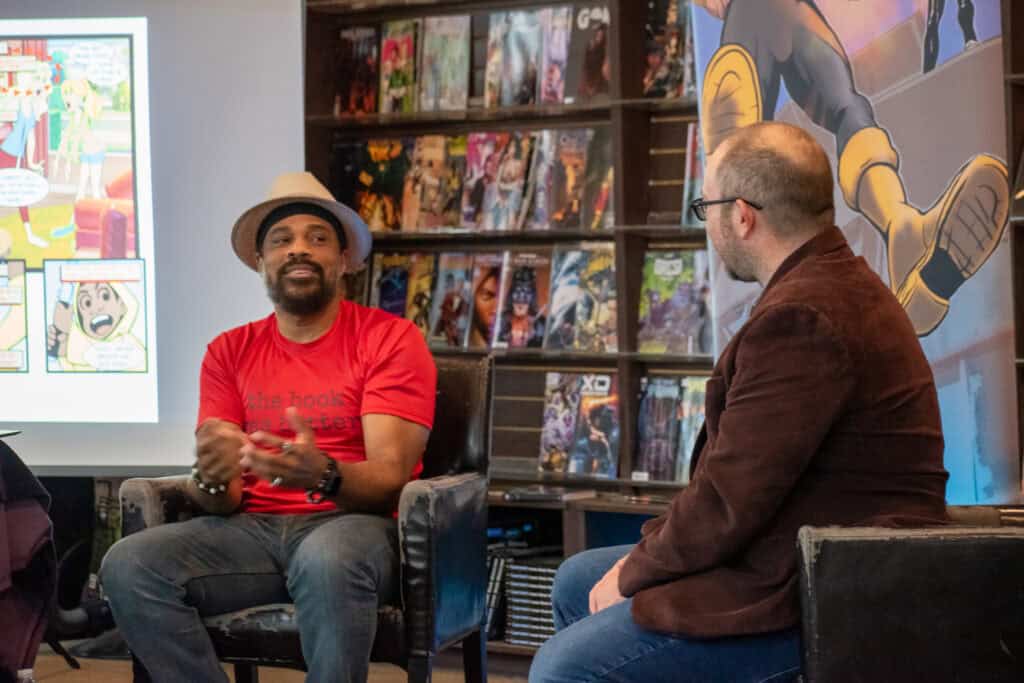 Dos hombres de mediana edad hablando en una tienda de cómics