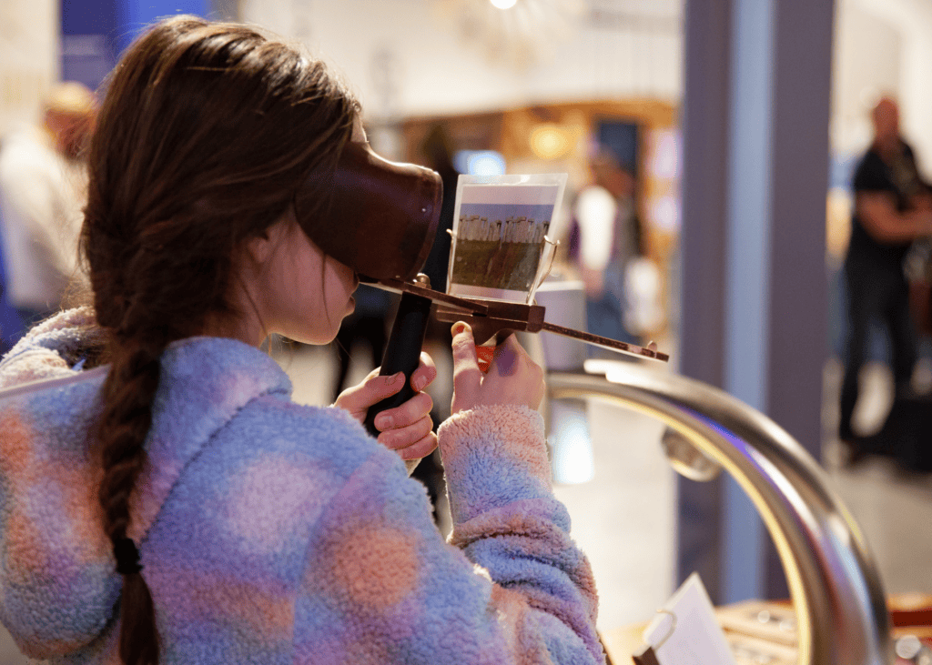 Chica joven mirando una imagen a través de visores de fotos