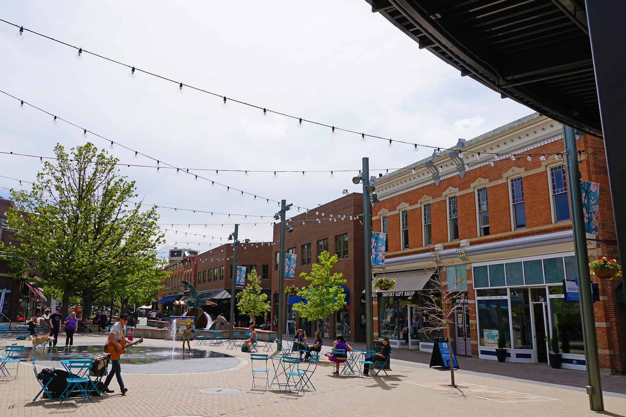 Una plaza comunitaria en el centro de Fort Collins, Colorado