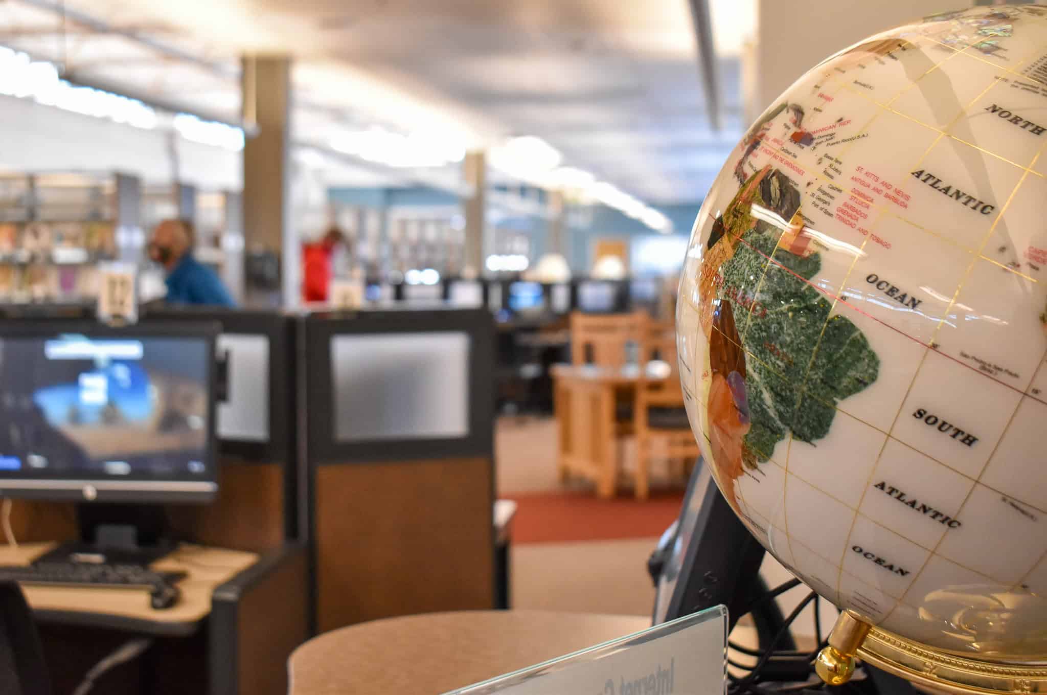 Un globo terráqueo en una biblioteca