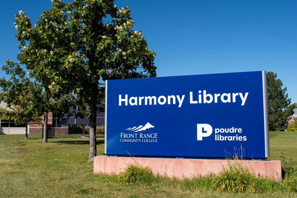 Cartel de la biblioteca Harmony en el front range community college