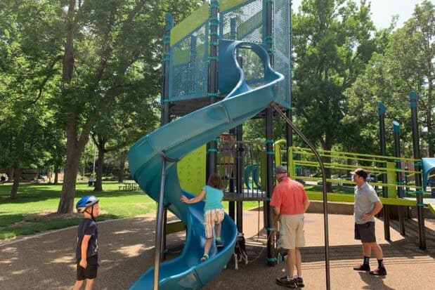 Niños y adultos explorando un parque infantil