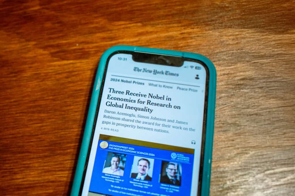 Pantalla de smartphone mostrando la aplicación móvil del new york times