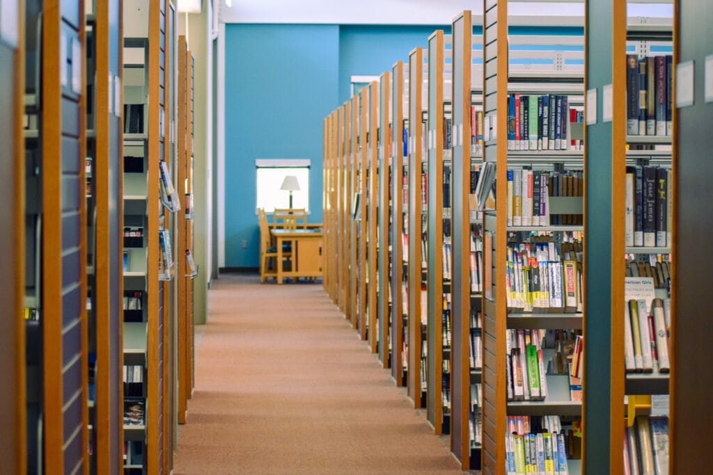 un pasillo de estanterías en una biblioteca