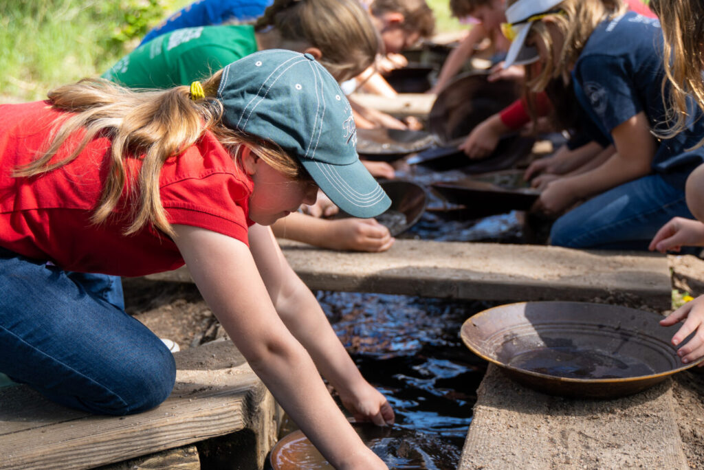 Niños buscando oro en el parque histórico Four Mile, en Denver.