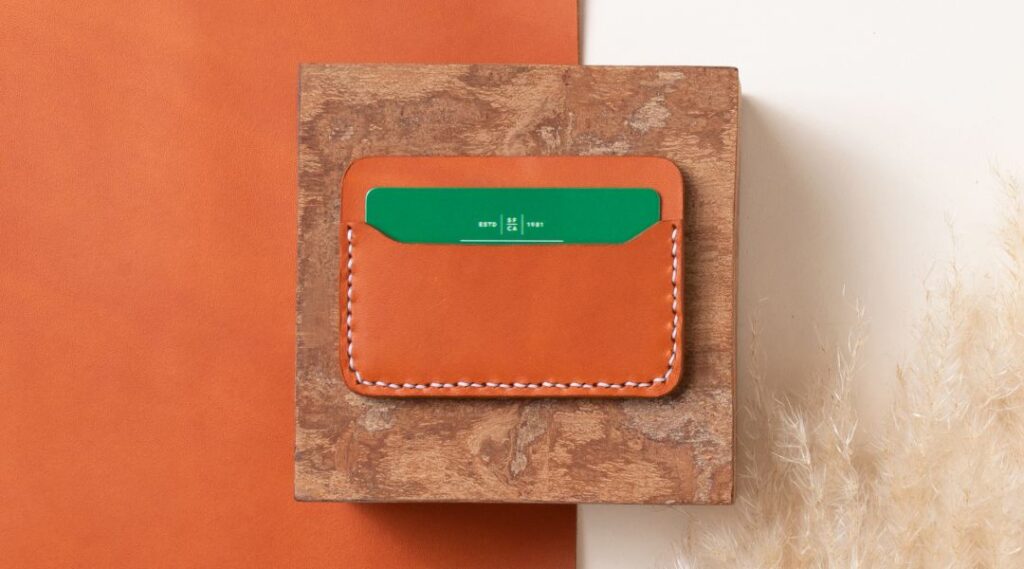 cartera de cuero con una tarjeta dentro, sobre una mesa
