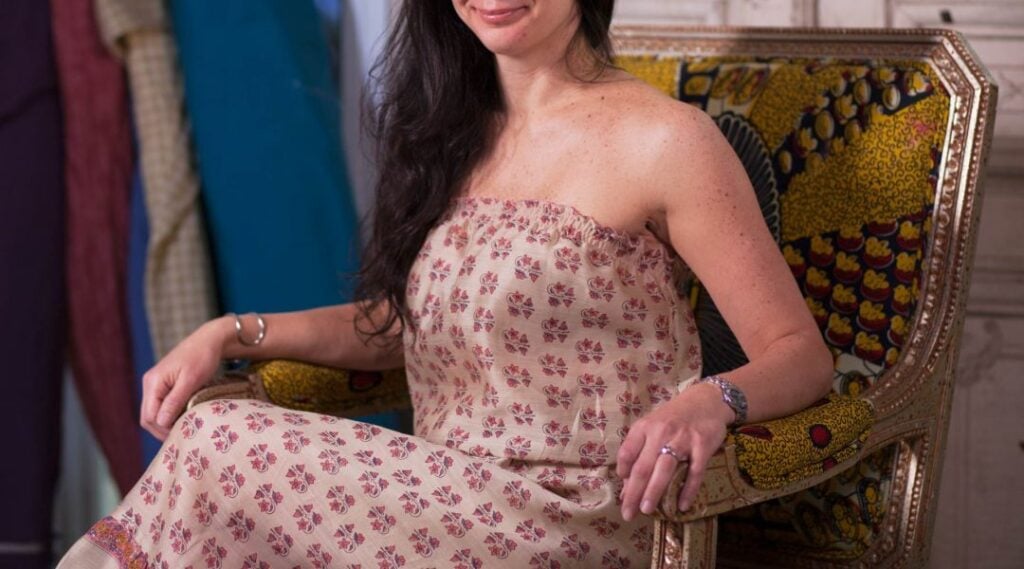 mujer con vestido de verano sentada en una silla